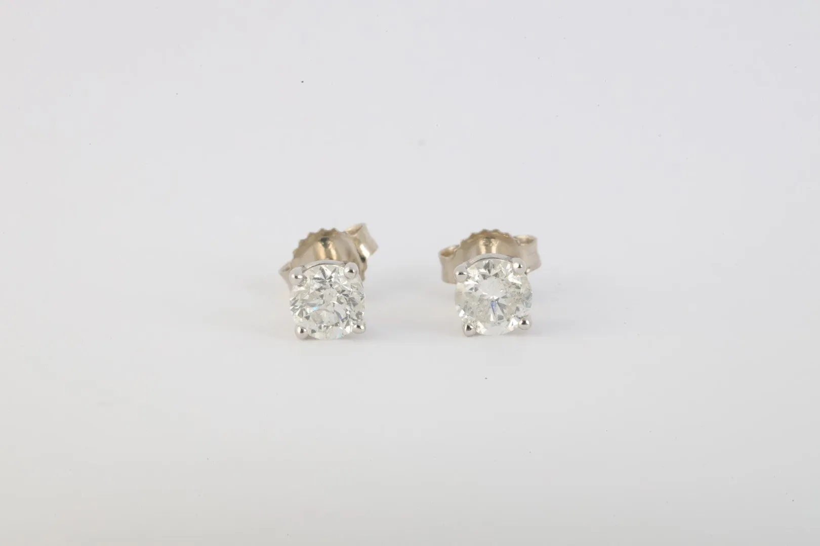 14k White Gold 0.56tcw Diamond Stud Earrings (0.90g.)