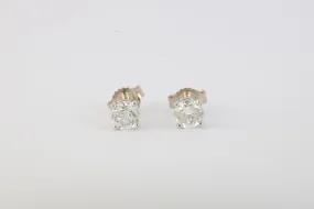 14k White Gold 0.56tcw Diamond Stud Earrings (0.90g.)