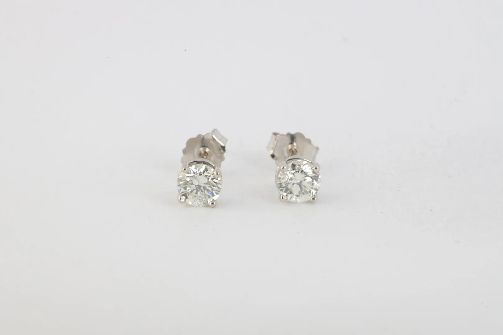 14k White Gold 0.72tcw Diamond Stud Earrings (0.57g.)