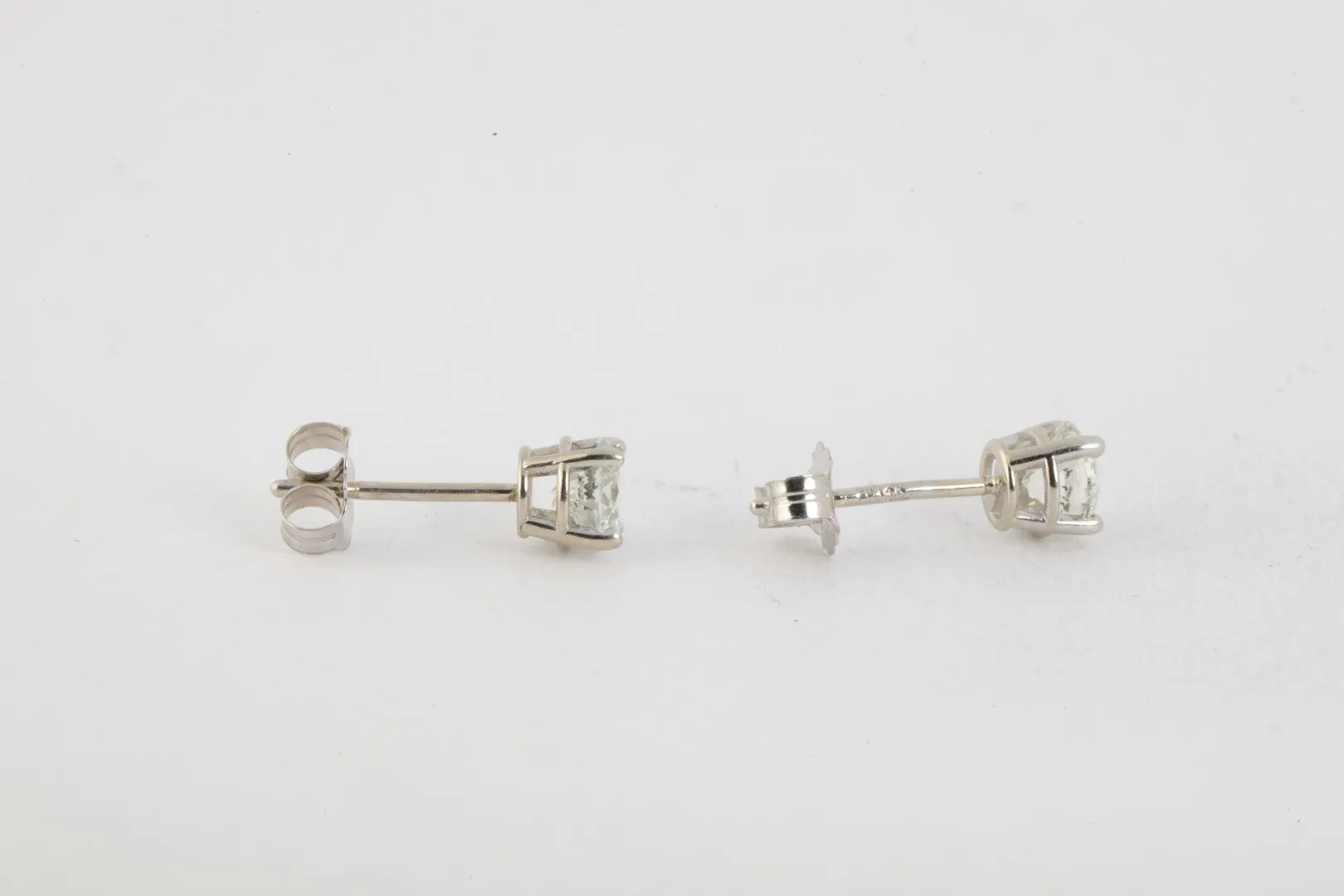 14k White Gold 0.72tcw Diamond Stud Earrings (0.57g.)