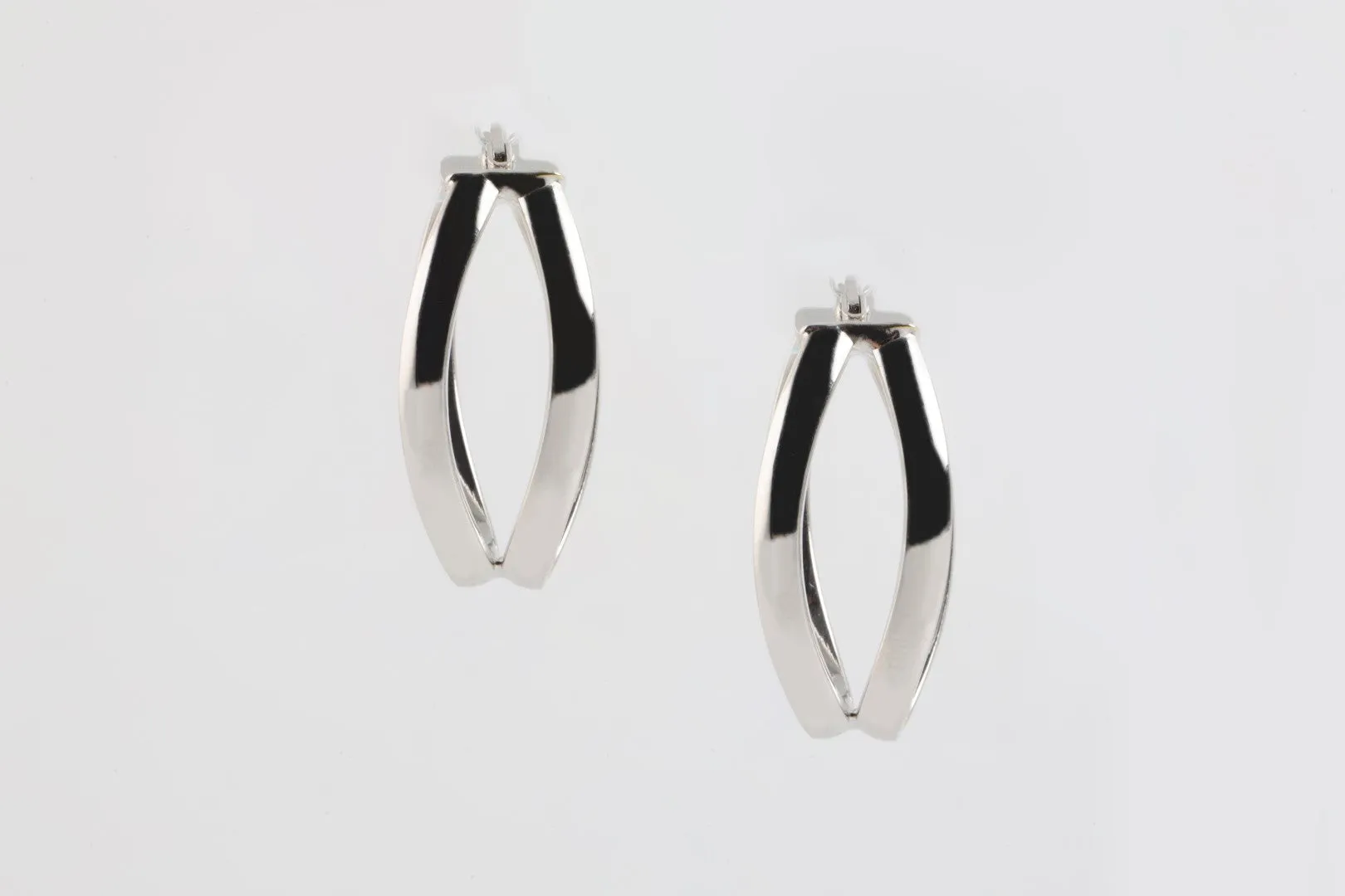 14k White Gold Dangle Earrings (3.86g.)